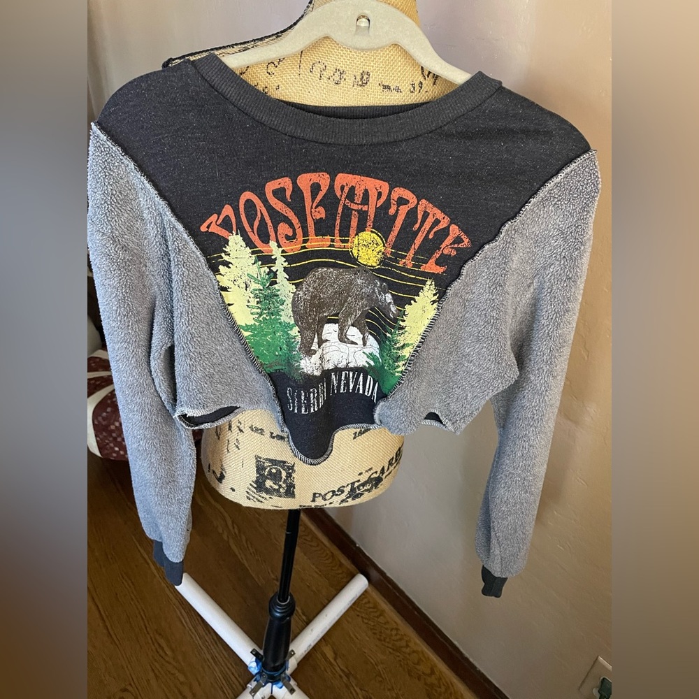 Forever 21 Gray cropped Knit sweatshirt Top Graphic front size S